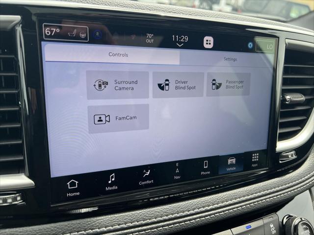 2027 Chrysler Pacifica Select