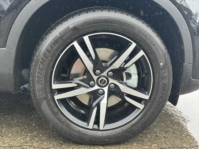 2026 Volvo XC40 Core, B5 AWD Gas (mild hybrid), Dark