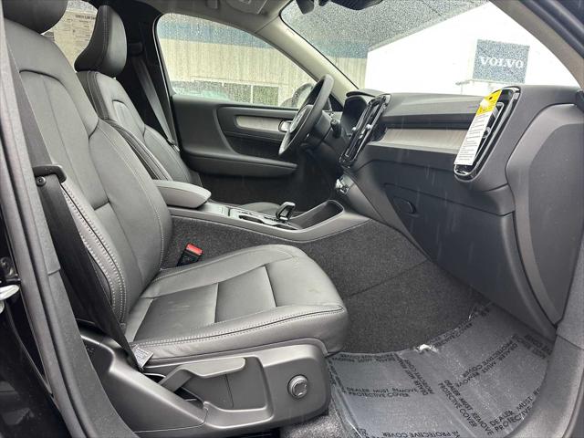 2026 Volvo XC40 Core, B5 AWD Gas (mild hybrid), Dark