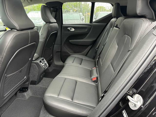 2026 Volvo XC40 Core, B5 AWD Gas (mild hybrid), Dark
