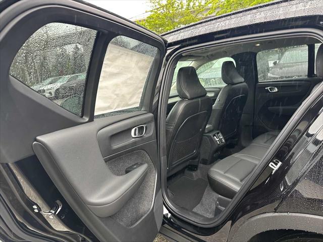2026 Volvo XC40 Core, B5 AWD Gas (mild hybrid), Dark