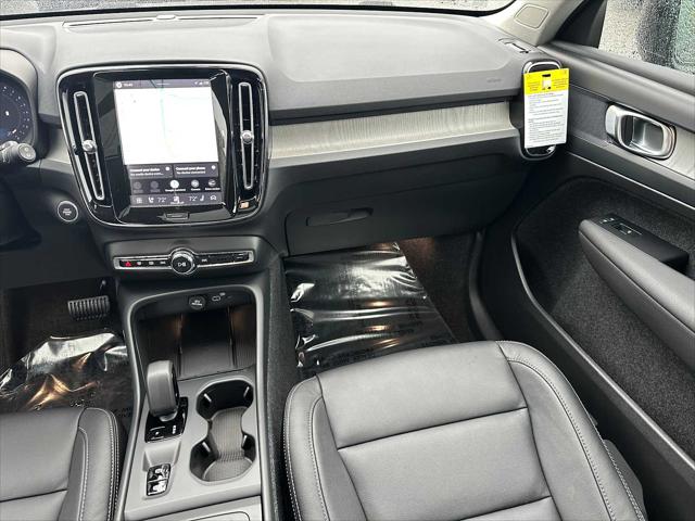 2026 Volvo XC40 Core, B5 AWD Gas (mild hybrid), Dark