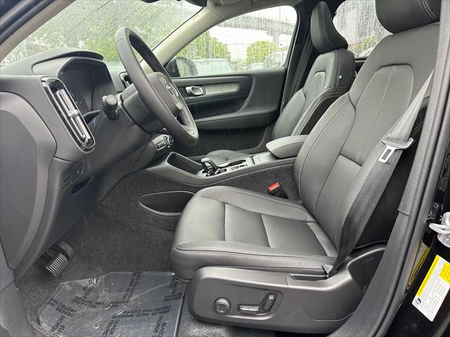 2026 Volvo XC40 Core, B5 AWD Gas (mild hybrid), Dark