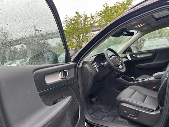 2026 Volvo XC40 Core, B5 AWD Gas (mild hybrid), Dark