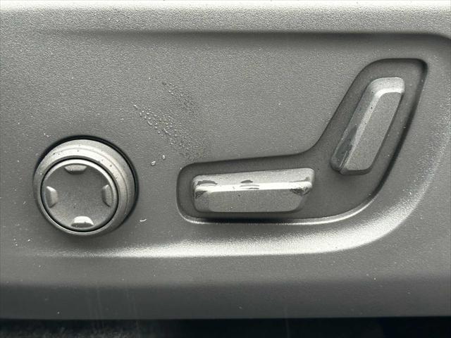 2026 Volvo XC40 Core, B5 AWD Gas (mild hybrid), Dark