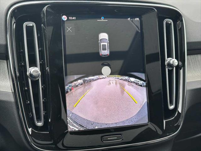 2026 Volvo XC40 Core, B5 AWD Gas (mild hybrid), Dark