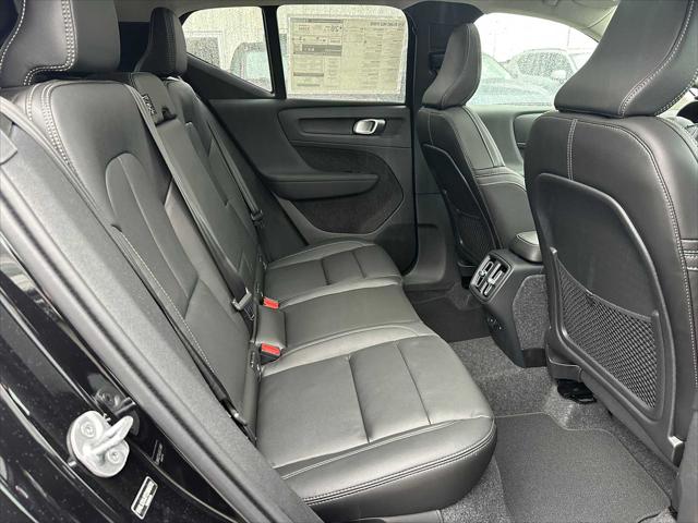 2026 Volvo XC40 Core, B5 AWD Gas (mild hybrid), Dark