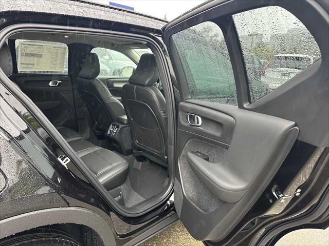 2026 Volvo XC40 Core, B5 AWD Gas (mild hybrid), Dark