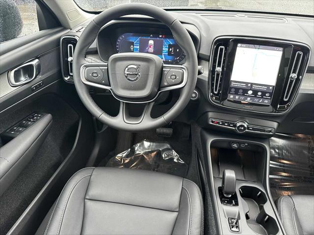 2026 Volvo XC40 Core, B5 AWD Gas (mild hybrid), Dark
