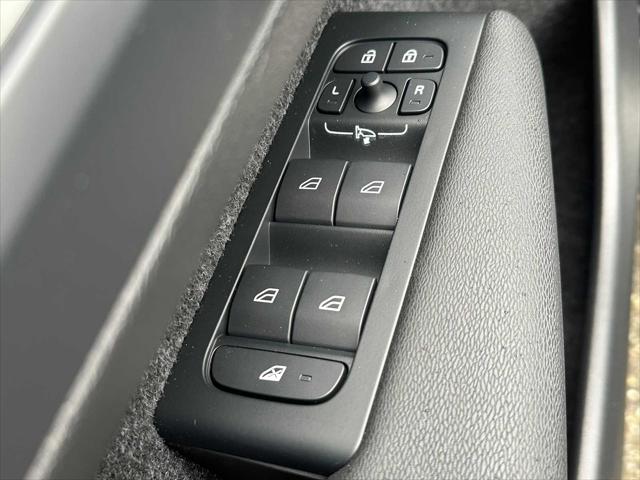 2026 Volvo XC40 Core, B5 AWD Gas (mild hybrid), Dark