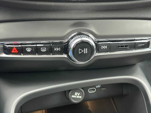 2026 Volvo XC40 Core, B5 AWD Gas (mild hybrid), Dark