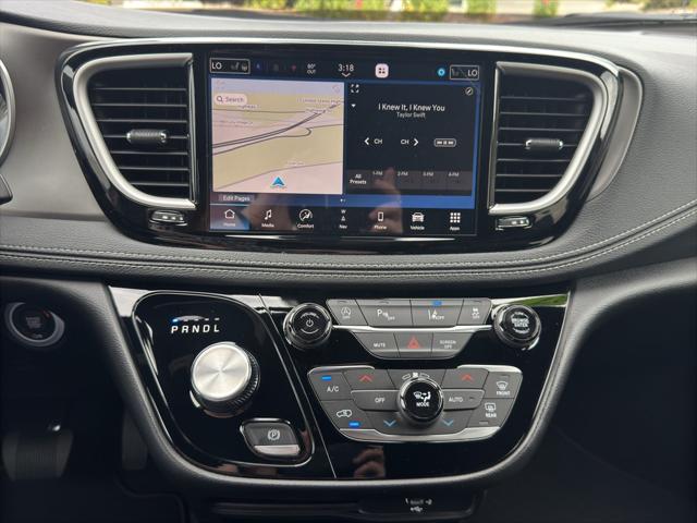 2027 Chrysler Pacifica Select