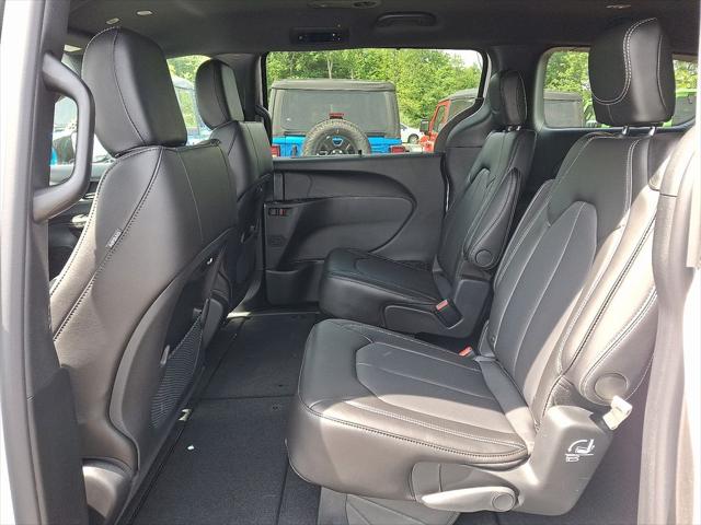 2027 Chrysler Pacifica Select AWD