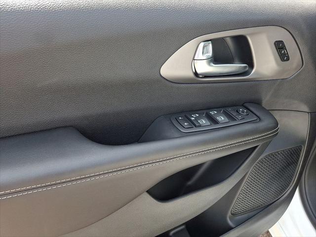2027 Chrysler Pacifica Select AWD