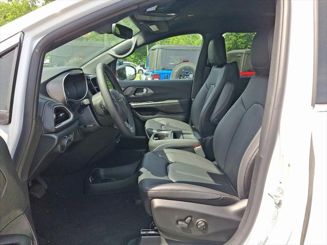 2027 Chrysler Pacifica Select AWD