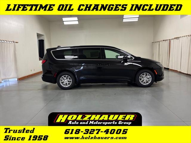 2027 Chrysler Pacifica Select for sale in Nashville, IL