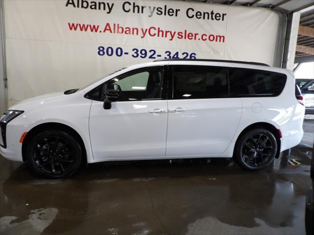 2027 Chrysler Pacifica Limited for sale in Albany, MN