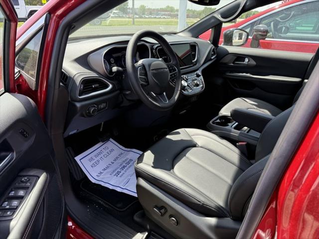 2027 Chrysler Pacifica Select
