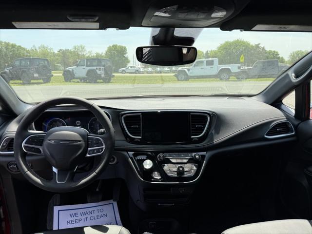 2027 Chrysler Pacifica Select