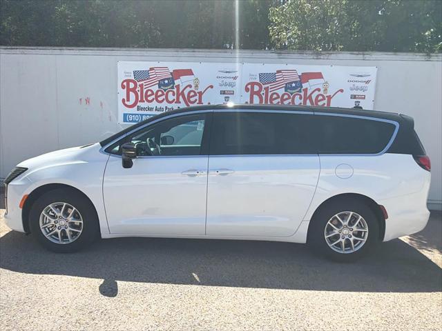 2027 Chrysler Pacifica Select
