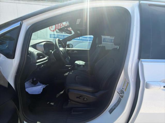 2027 Chrysler Pacifica Select