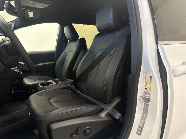 2027 Chrysler Pacifica PACIFICA SELECT AWD