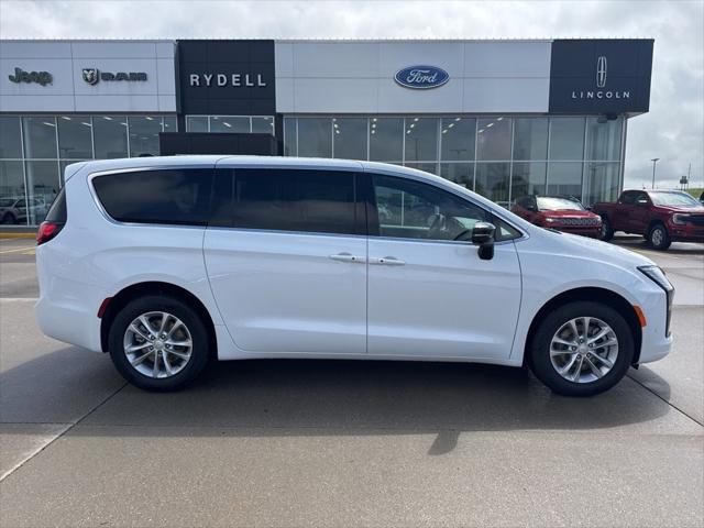 2027 Chrysler Pacifica PACIFICA SELECT AWD
