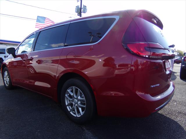 2027 Chrysler Pacifica Select