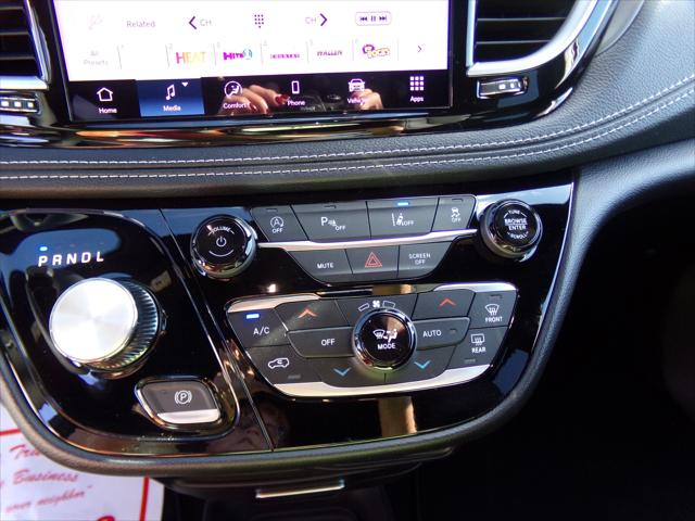2027 Chrysler Pacifica Select