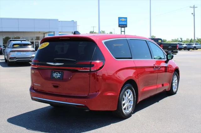 2025 Chrysler Pacifica Select