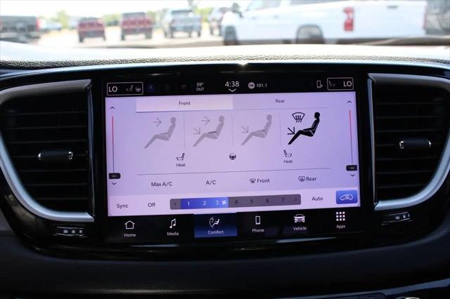 2025 Chrysler Pacifica Select