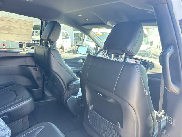 2027 Chrysler Pacifica Select