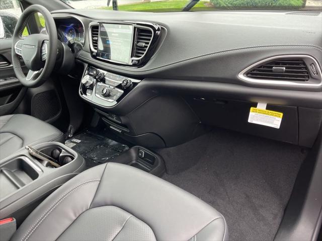 2027 Chrysler Pacifica PACIFICA SELECT AWD
