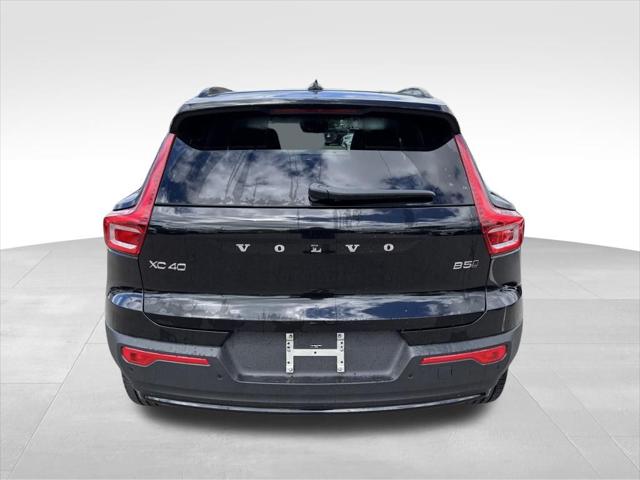 2026 Volvo XC40 Core, B5 AWD Gas (mild hybrid), Dark