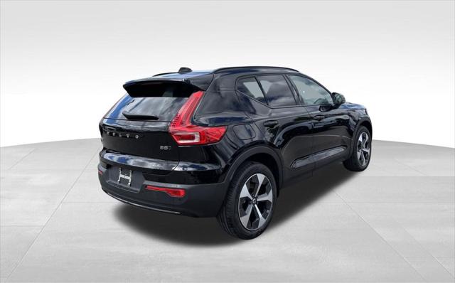2026 Volvo XC40 Core, B5 AWD Gas (mild hybrid), Dark