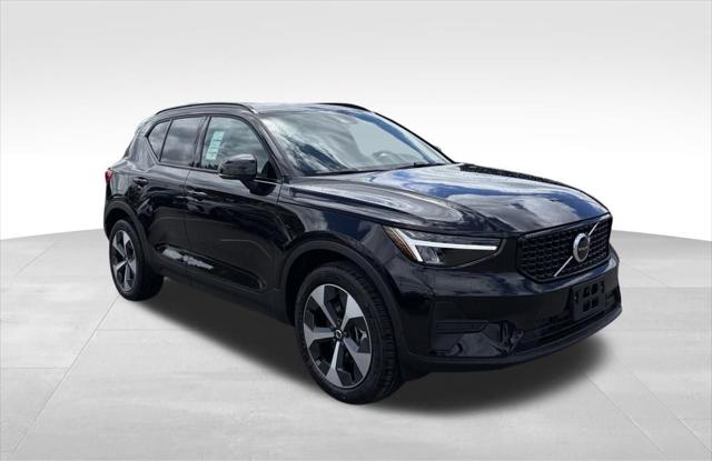 2026 Volvo XC40 Core, B5 AWD Gas (mild hybrid), Dark