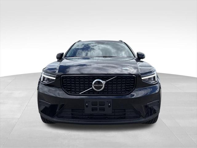 2026 Volvo XC40 Core, B5 AWD Gas (mild hybrid), Dark