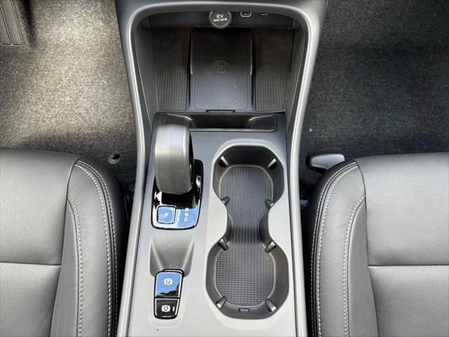 2026 Volvo XC40 Core, B5 AWD Gas (mild hybrid), Dark
