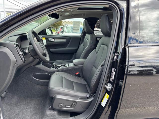 2026 Volvo XC40 Core, B5 AWD Gas (mild hybrid), Dark