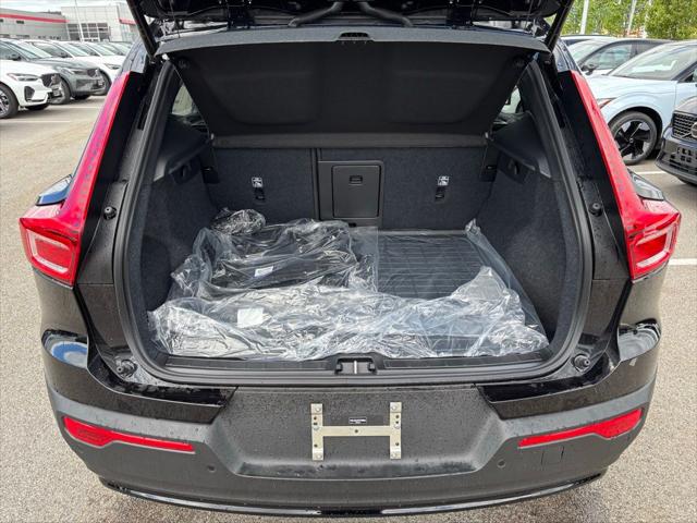2026 Volvo XC40 Core, B5 AWD Gas (mild hybrid), Dark