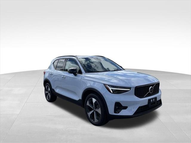 2026 Volvo XC40 Plus, B5 AWD Gas (mild hybrid), Dark