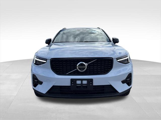 2026 Volvo XC40 Plus, B5 AWD Gas (mild hybrid), Dark