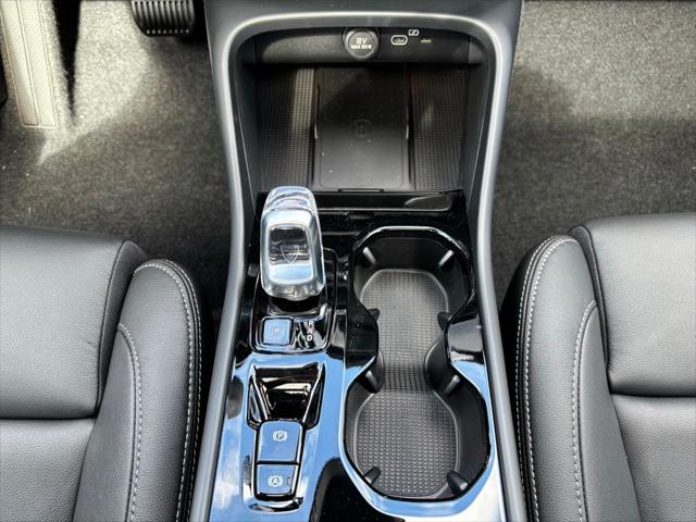 2026 Volvo XC40 Plus, B5 AWD Gas (mild hybrid), Dark