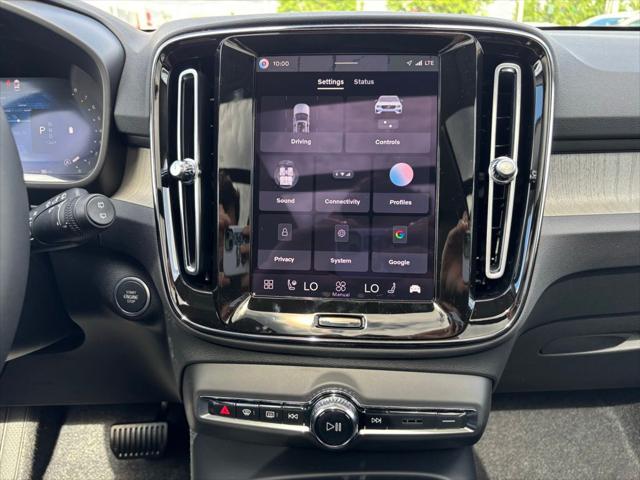 2026 Volvo XC40 Plus, B5 AWD Gas (mild hybrid), Dark