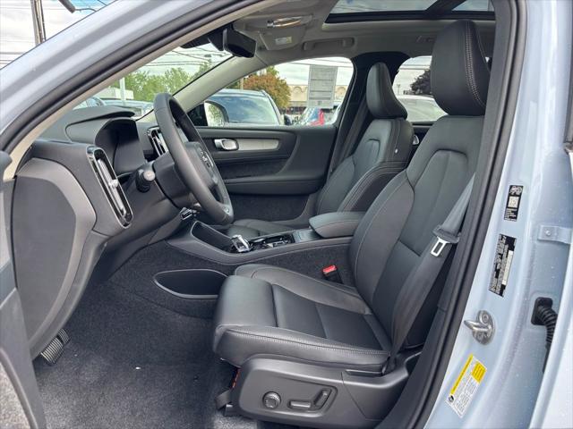 2026 Volvo XC40 Plus, B5 AWD Gas (mild hybrid), Dark