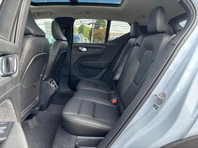2026 Volvo XC40 Plus, B5 AWD Gas (mild hybrid), Dark