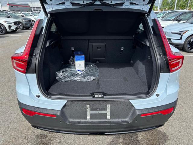 2026 Volvo XC40 Plus, B5 AWD Gas (mild hybrid), Dark
