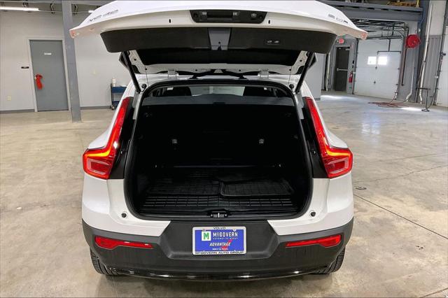 2023 Volvo XC40 B5 Plus Dark Theme