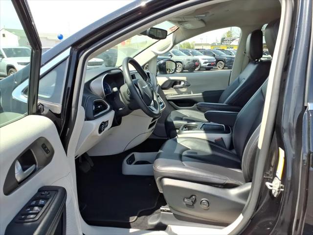 2024 Chrysler Pacifica Hybrid Select