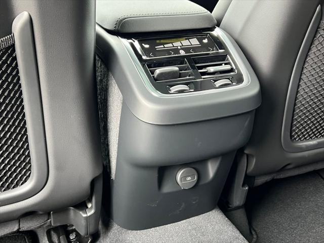 2026 Volvo XC60 B5 Ultra Black Edition